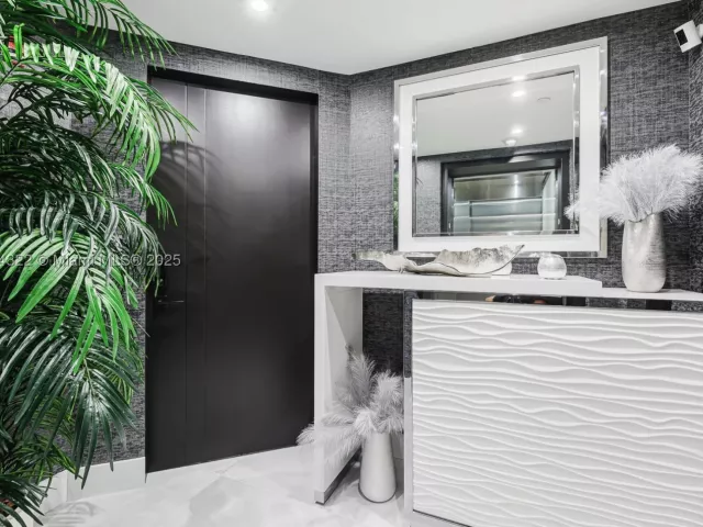 3-bedroom condo for sale in Hollywood - 2205 S Surf Rd 4A - MondialRealty