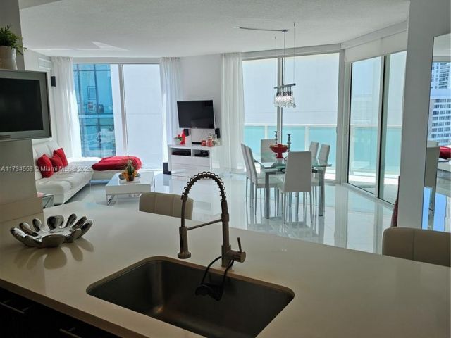 Apartment for sale  Unit #1-1001 - photo 5657467