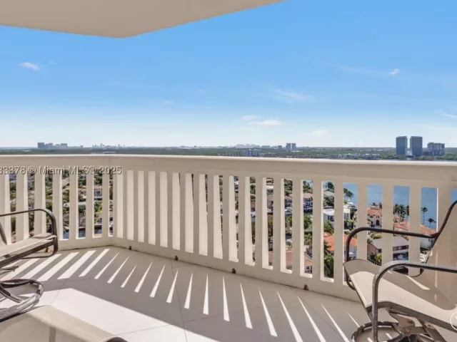 3-bedroom condo for sale in Aventura - 1000 Island Blvd 2003 - MondialRealty