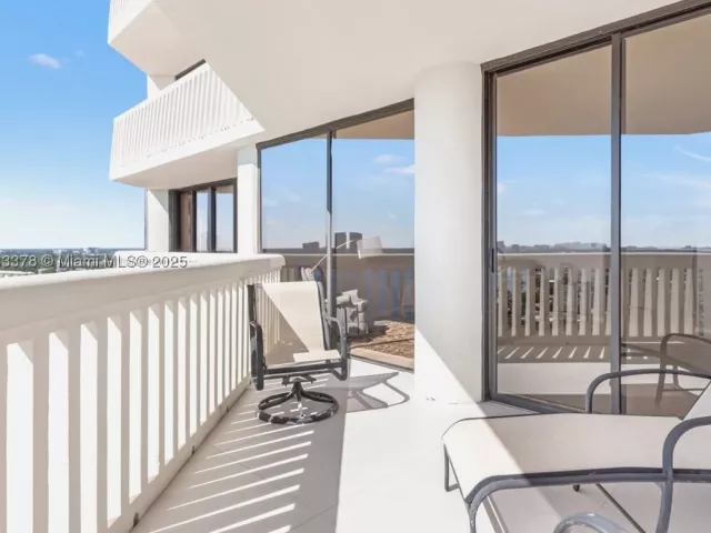 3-bedroom condo for sale in Aventura - 1000 Island Blvd 2003 - MondialRealty