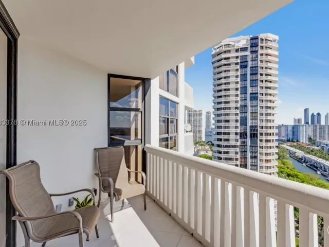 3-bedroom condo for sale in Aventura - 1000 Island Blvd 2003 - MondialRealty