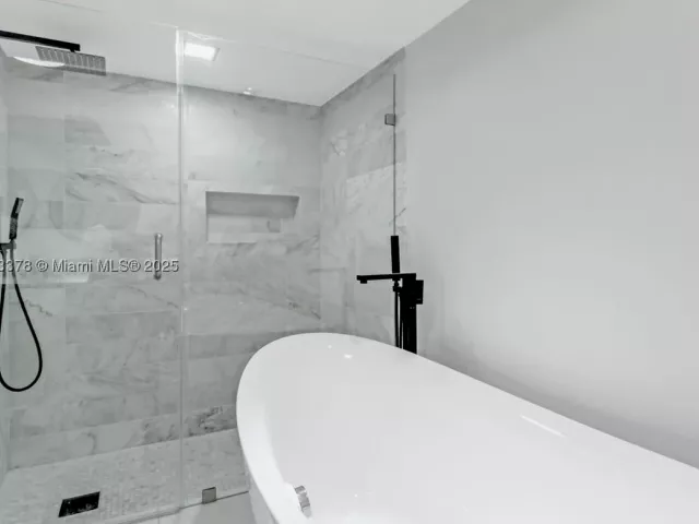 3-bedroom condo for sale in Aventura - 1000 Island Blvd 2003 - MondialRealty
