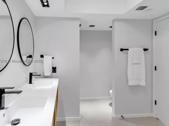 3-bedroom condo for sale in Aventura - 1000 Island Blvd 2003 - MondialRealty