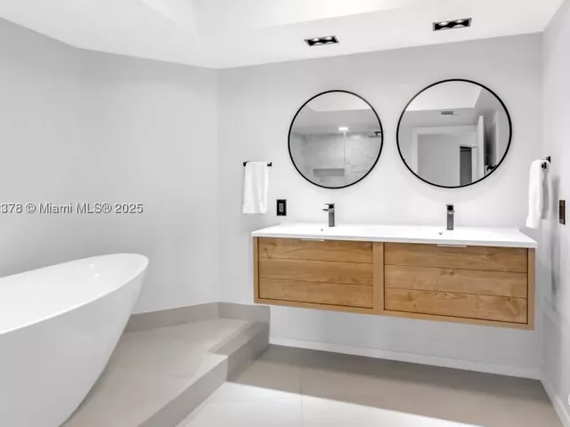 3-bedroom condo for sale in Aventura - 1000 Island Blvd 2003 - MondialRealty