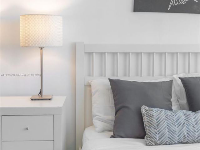 condo for rent in Miami Beach - 5445 Collins Ave 1623 - MondialRealty