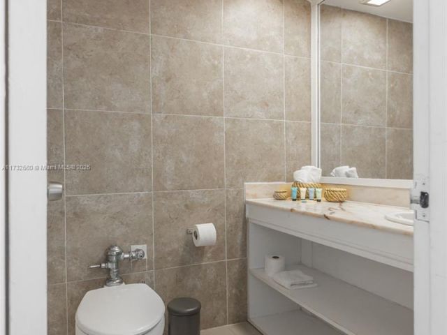 condo for rent in Miami Beach - 5445 Collins Ave 1623 - MondialRealty