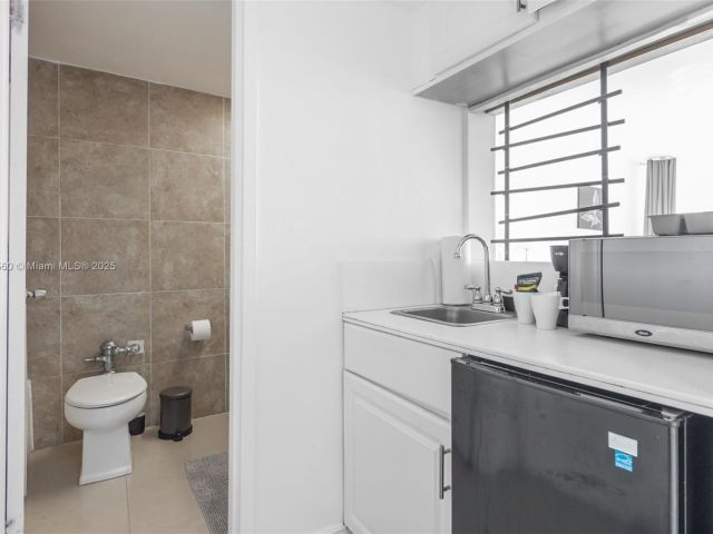 condo for rent in Miami Beach - 5445 Collins Ave 1623 - MondialRealty