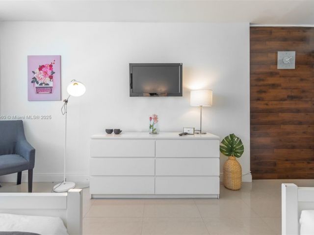 condo for rent in Miami Beach - 5445 Collins Ave 1623 - MondialRealty