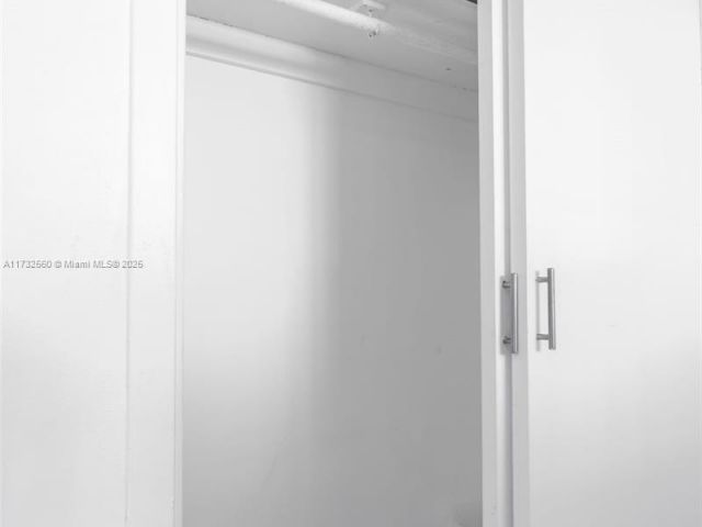 condo for rent in Miami Beach - 5445 Collins Ave 1623 - MondialRealty