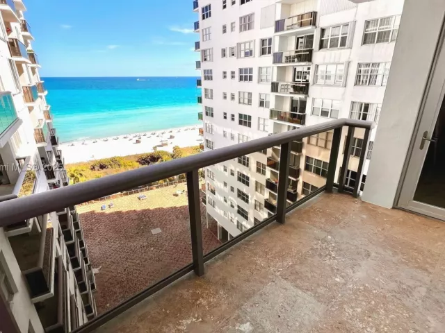 2-bedroom condo for sale in Miami Beach - 6039 Collins Ave 1210 - MondialRealty