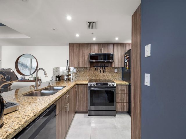 Apartment for sale  Unit #1004 - photo 6243763