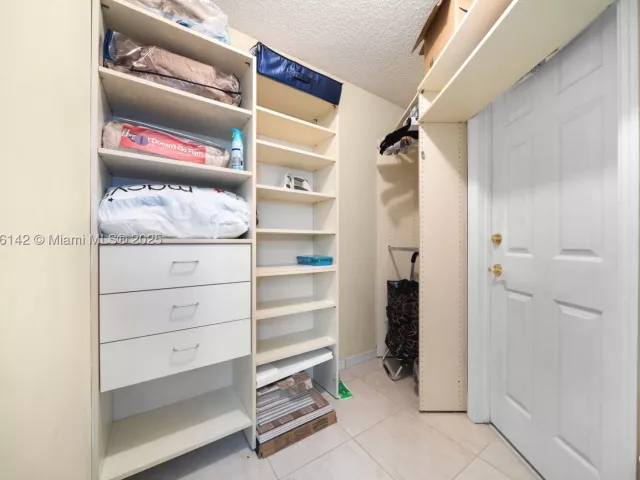 2-bedroom condo for rent in Hollywood - 3725 S Ocean Dr 1110 - MondialRealty