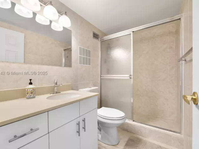 2-bedroom condo for rent in Hollywood - 3725 S Ocean Dr 1110 - MondialRealty