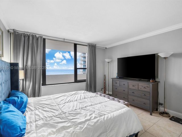 2-bedroom condo for rent in Hollywood - 3505 S Ocean Dr 1221 - MondialRealty