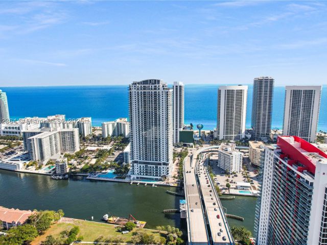 3-bedroom condo for sale in Hollywood - 4010 S Ocean Dr R2604 - MondialRealty