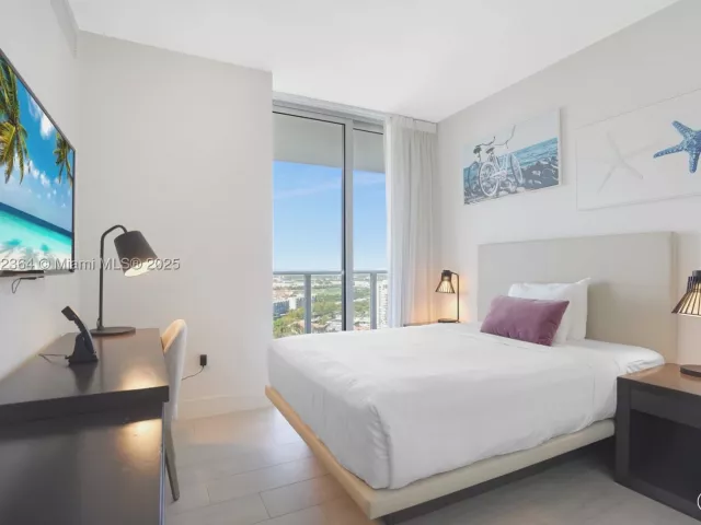 3-bedroom condo for sale in Hollywood - 4010 S Ocean Dr R2604 - MondialRealty