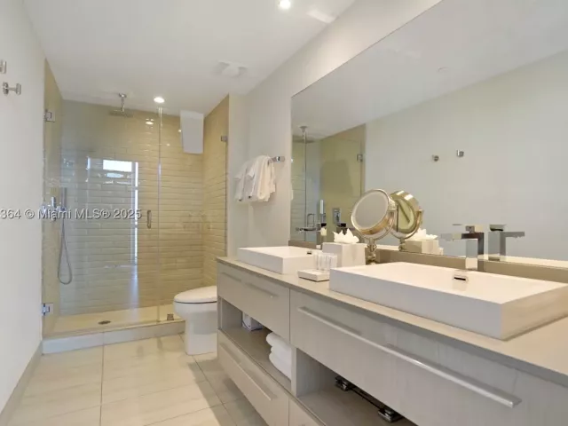3-bedroom condo for sale in Hollywood - 4010 S Ocean Dr R2604 - MondialRealty