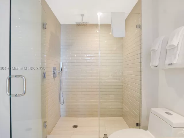 3-bedroom condo for sale in Hollywood - 4010 S Ocean Dr R2604 - MondialRealty
