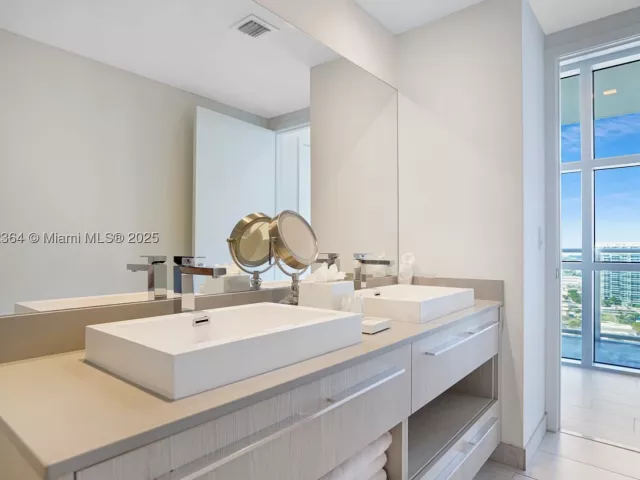 3-bedroom condo for sale in Hollywood - 4010 S Ocean Dr R2604 - MondialRealty