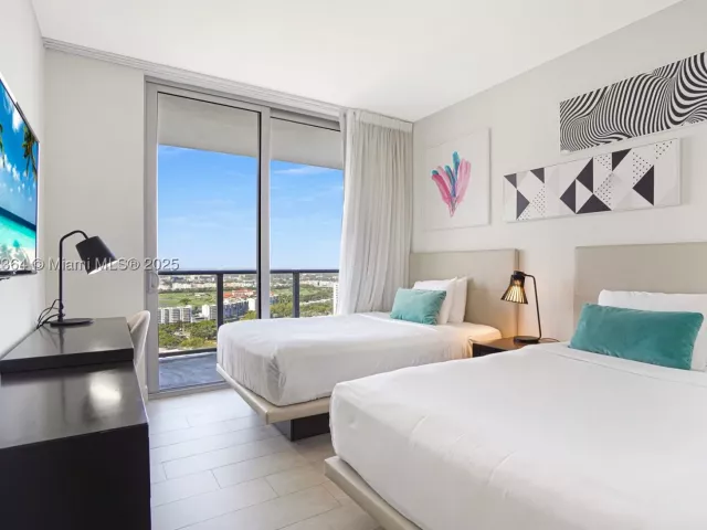 3-bedroom condo for sale in Hollywood - 4010 S Ocean Dr R2604 - MondialRealty