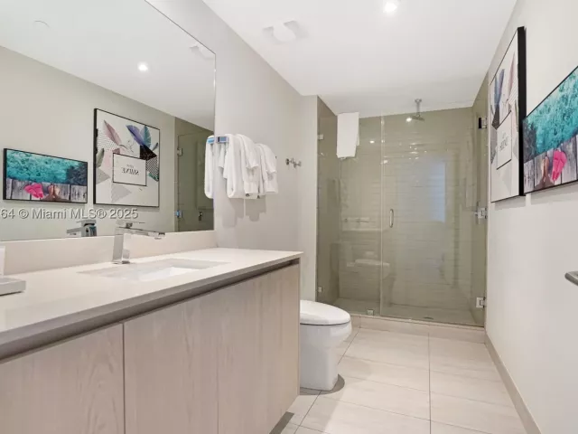 3-bedroom condo for sale in Hollywood - 4010 S Ocean Dr R2604 - MondialRealty