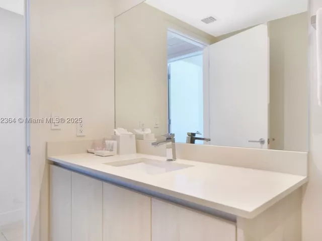 3-bedroom condo for sale in Hollywood - 4010 S Ocean Dr R2604 - MondialRealty