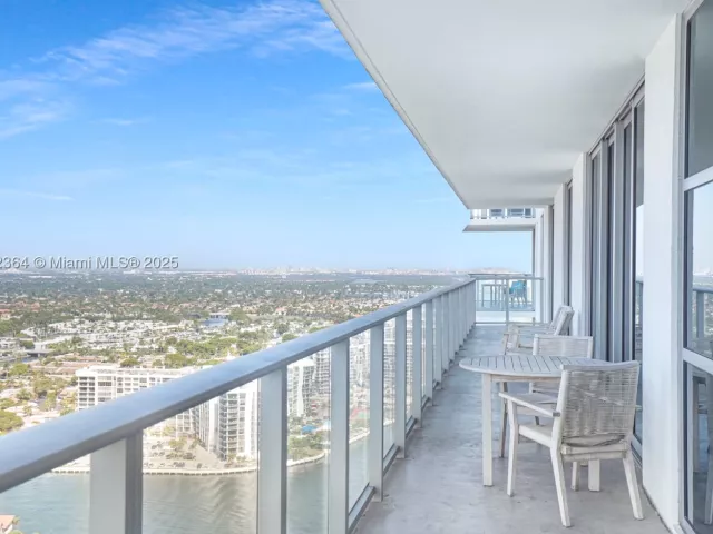 3-bedroom condo for sale in Hollywood - 4010 S Ocean Dr R2604 - MondialRealty