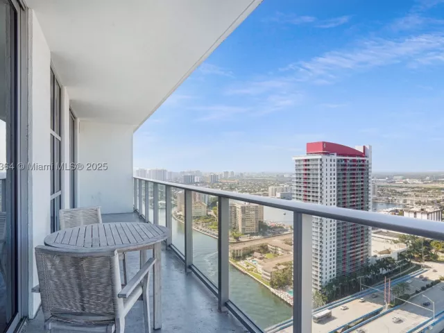 3-bedroom condo for sale in Hollywood - 4010 S Ocean Dr R2604 - MondialRealty