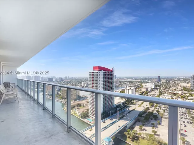 3-bedroom condo for sale in Hollywood - 4010 S Ocean Dr R2604 - MondialRealty