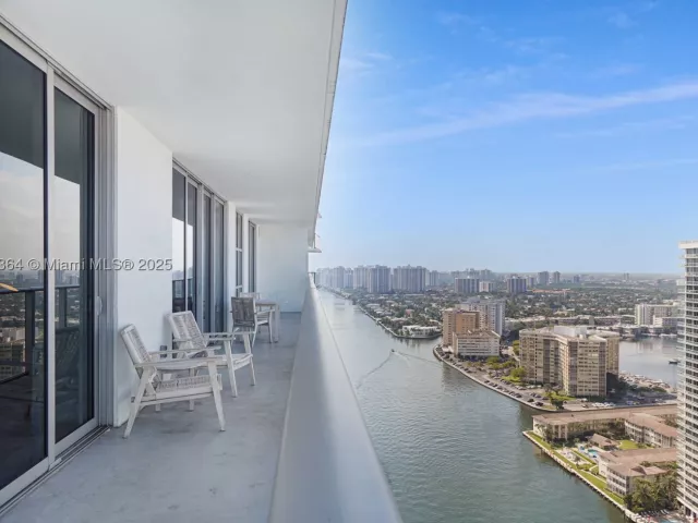 3-bedroom condo for sale in Hollywood - 4010 S Ocean Dr R2604 - MondialRealty