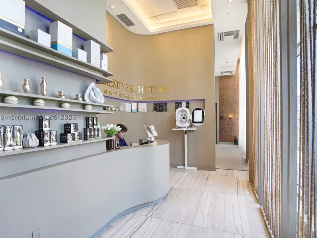 3-bedroom condo for sale in Hollywood - 4010 S Ocean Dr R2604 - MondialRealty
