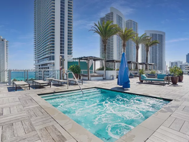 3-bedroom condo for sale in Hollywood - 4010 S Ocean Dr R2604 - MondialRealty