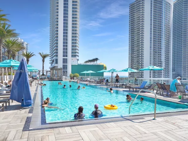 3-bedroom condo for sale in Hollywood - 4010 S Ocean Dr R2604 - MondialRealty