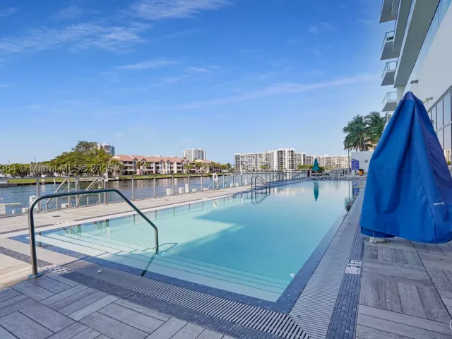 3-bedroom condo for sale in Hollywood - 4010 S Ocean Dr R2604 - MondialRealty