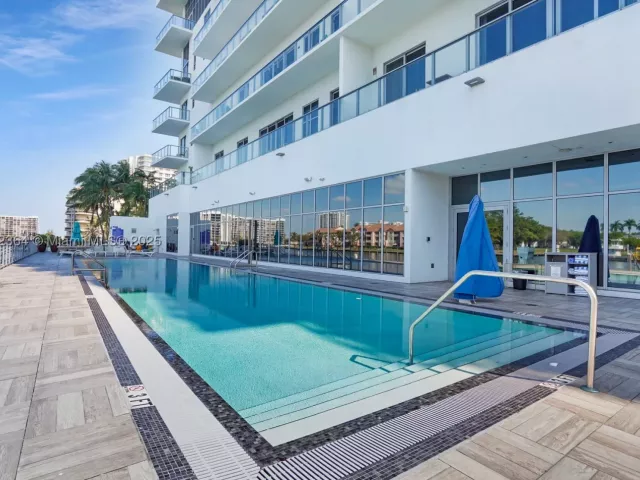 3-bedroom condo for sale in Hollywood - 4010 S Ocean Dr R2604 - MondialRealty