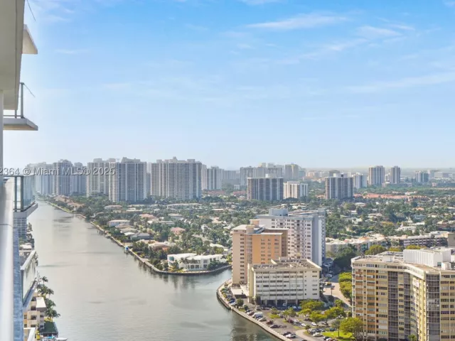 3-bedroom condo for sale in Hollywood - 4010 S Ocean Dr R2604 - MondialRealty