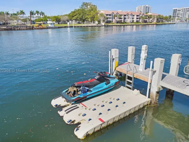 3-bedroom condo for sale in Hollywood - 4010 S Ocean Dr R2604 - MondialRealty