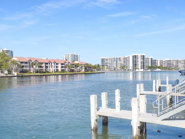 3-bedroom condo for sale in Hollywood - 4010 S Ocean Dr R2604 - MondialRealty
