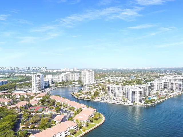 3-bedroom condo for sale in Hollywood - 4010 S Ocean Dr R2604 - MondialRealty