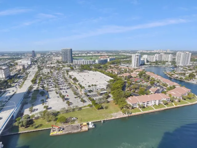 3-bedroom condo for sale in Hollywood - 4010 S Ocean Dr R2604 - MondialRealty