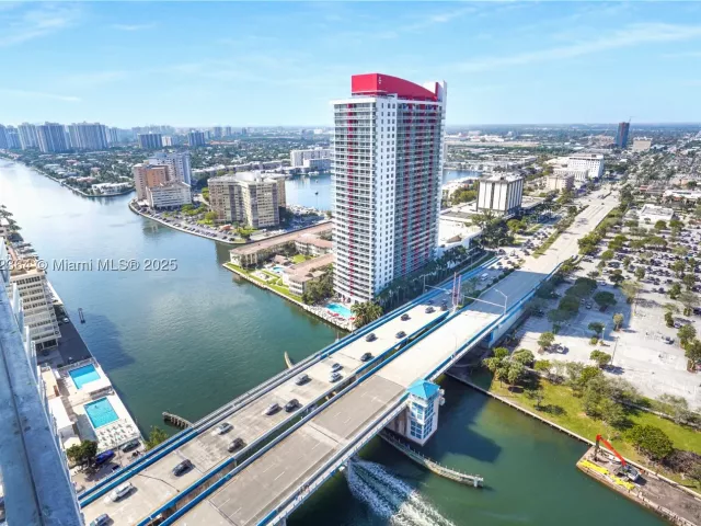3-bedroom condo for sale in Hollywood - 4010 S Ocean Dr R2604 - MondialRealty