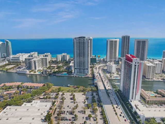 3-bedroom condo for sale in Hollywood - 4010 S Ocean Dr R2604 - MondialRealty
