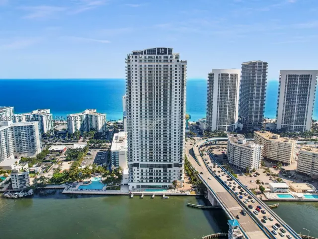 3-bedroom condo for sale in Hollywood - 4010 S Ocean Dr R2604 - MondialRealty