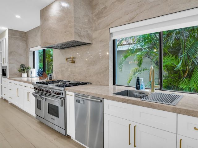 Home for rent at 319 S Riverside Dr - photo 5541318