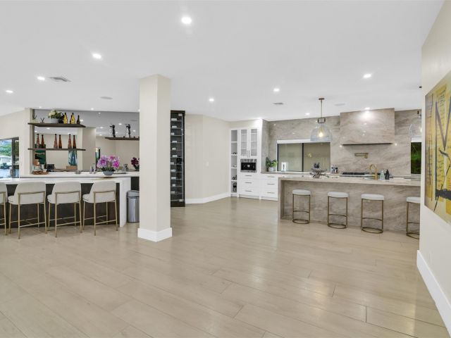 Home for rent at 319 S Riverside Dr - photo 5541322