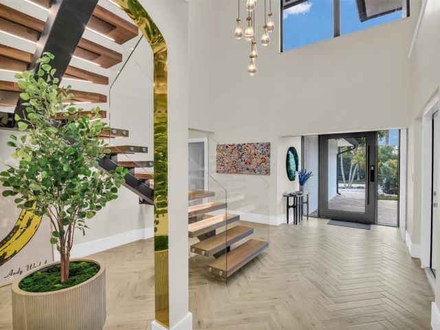 Home for rent at 319 S Riverside Dr - photo 5541323