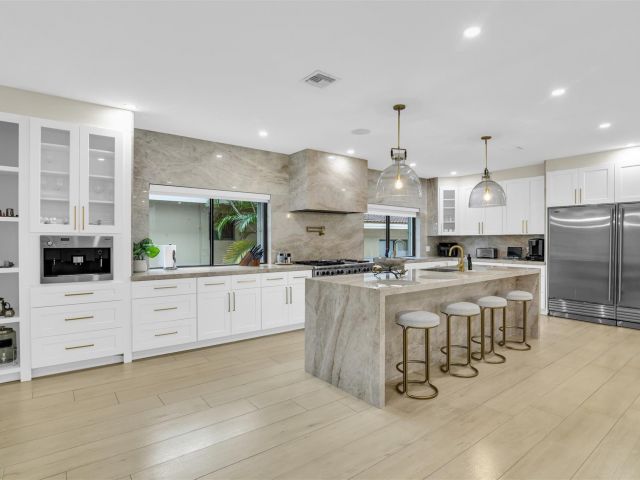 Home for rent at 319 S Riverside Dr - photo 5541330