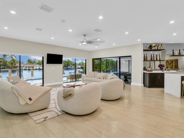 Home for rent at 319 S Riverside Dr - photo 5541331