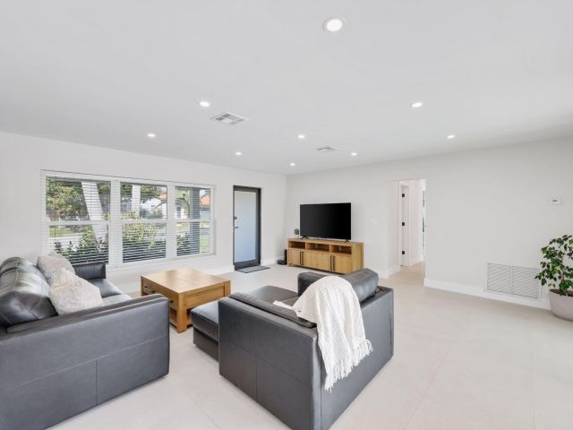 Home for rent at 2624 SE 9th Street - photo 5543734