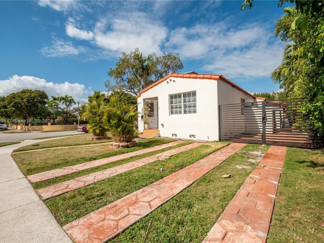 Home for sale at 2039 SW 17th St - photo 5832638